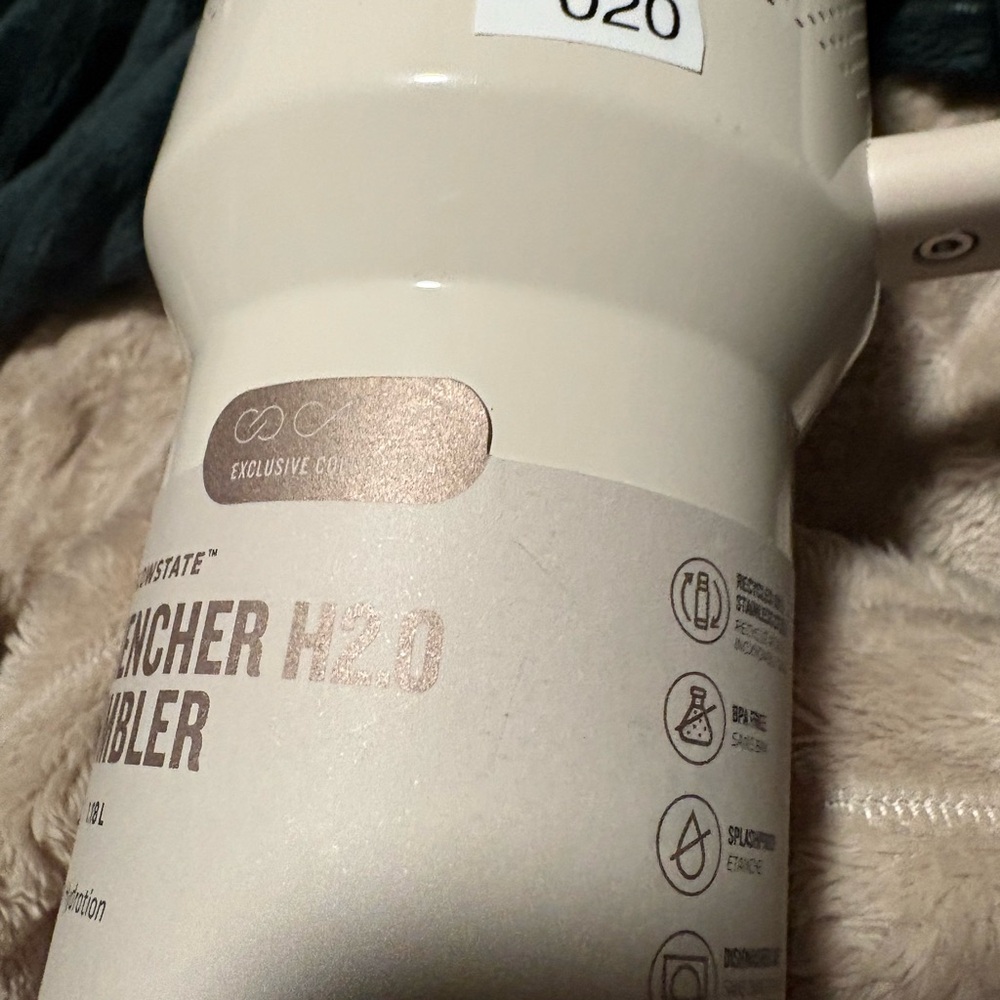 Stanley White Quencher H2.0 Tumbler 40 oz - Picture 11 of 12